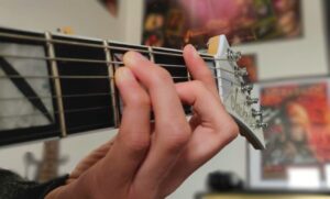 Read more about the article How to play an F chord on guitar