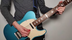Read more about the article How to Play Electric & Acoustic Guitar Standing Up