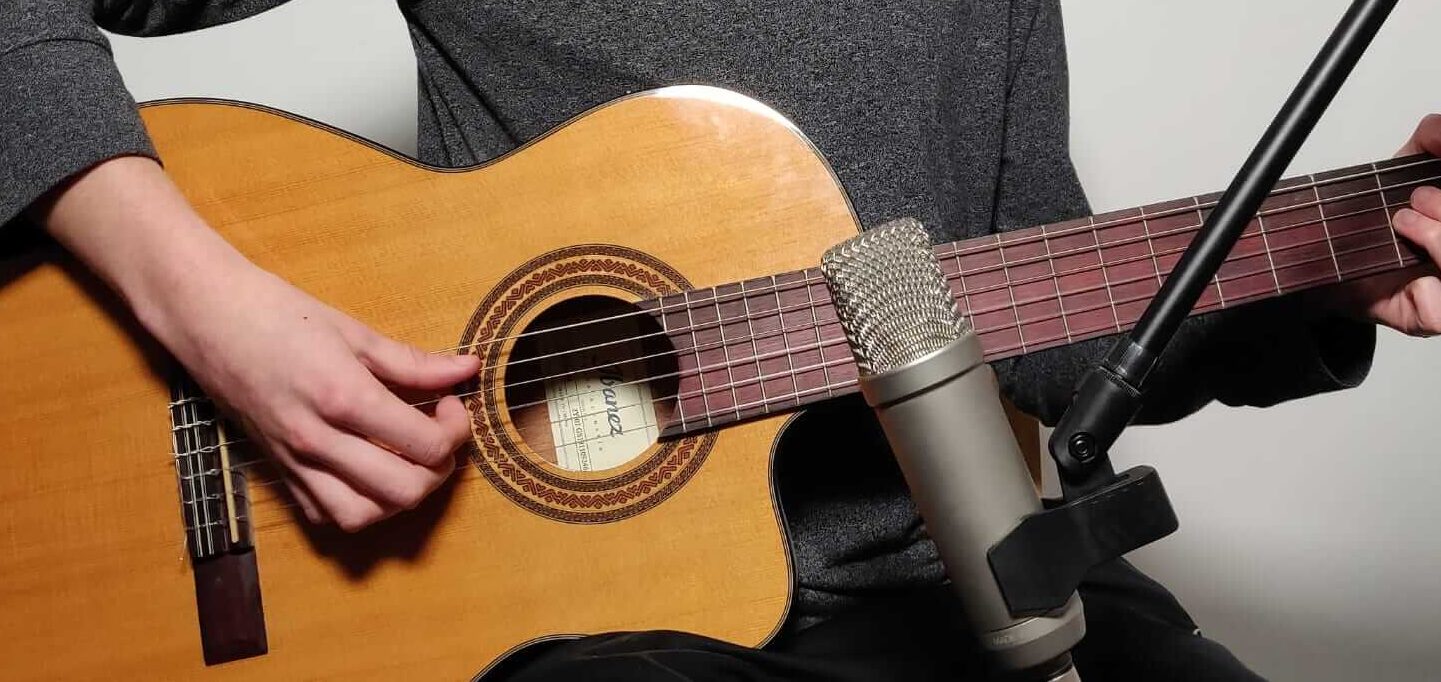 Positioning the recording mic for acoustic guitar